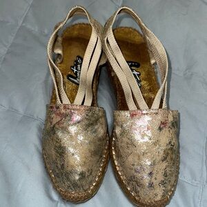 Montumé 1902 Made in Spain Women's Cream and Tan Espadrilles